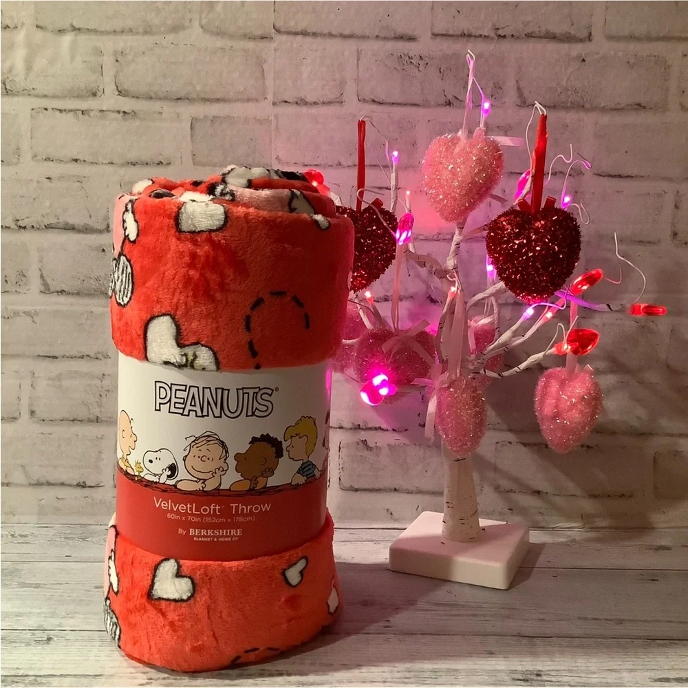 PEANUTS Oversized Ditzy Hearts Throw